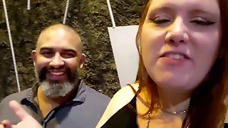 Fiz m&eacute;nage na festa nudista na casa de swing